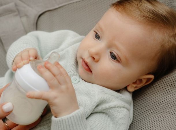 Φρέσκο αγελαδινό γάλα και βρέφη