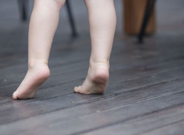 Περπάτημα στις μύτες των ποδιών (toe walking)